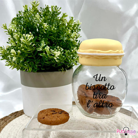 Un biscotto tira l'altro - Vasetto Barattolo Salvafreschezza Personalizzato Coperchio a forma di Macaron