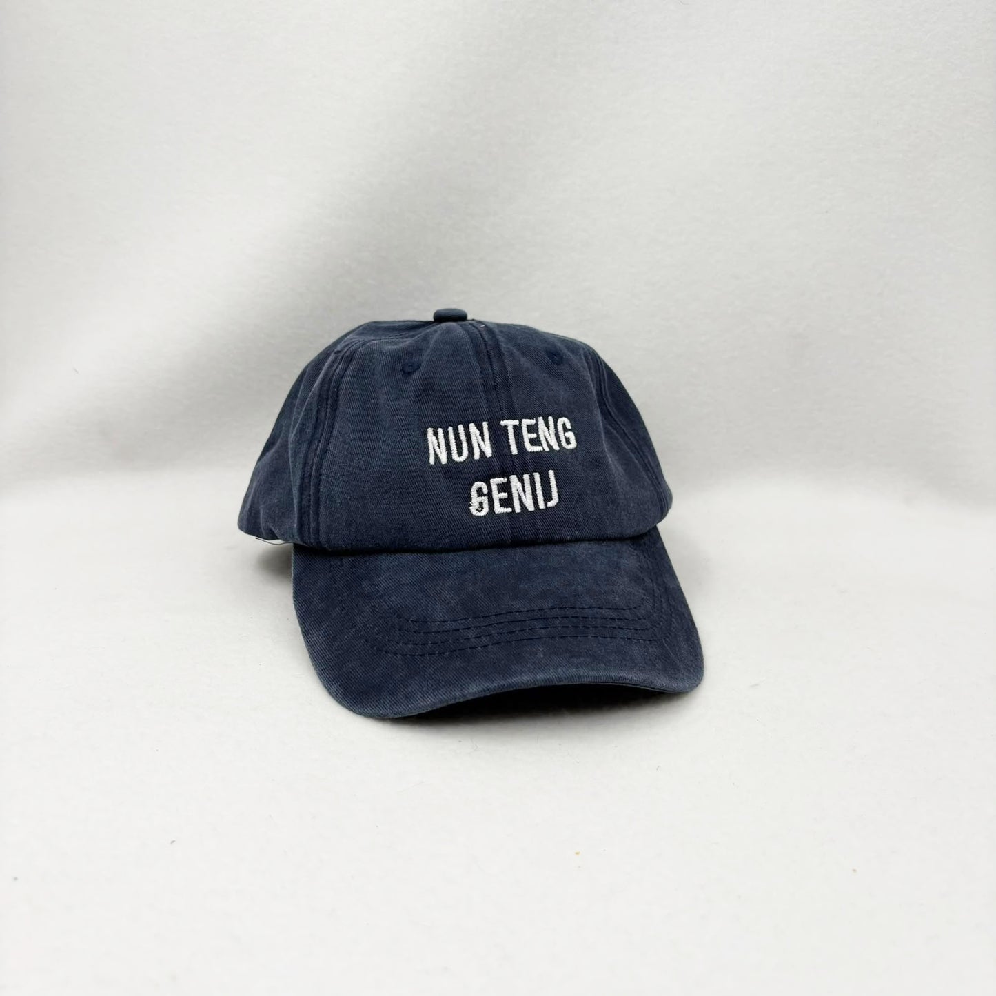 Nun teng genij - Cappello con ricamo