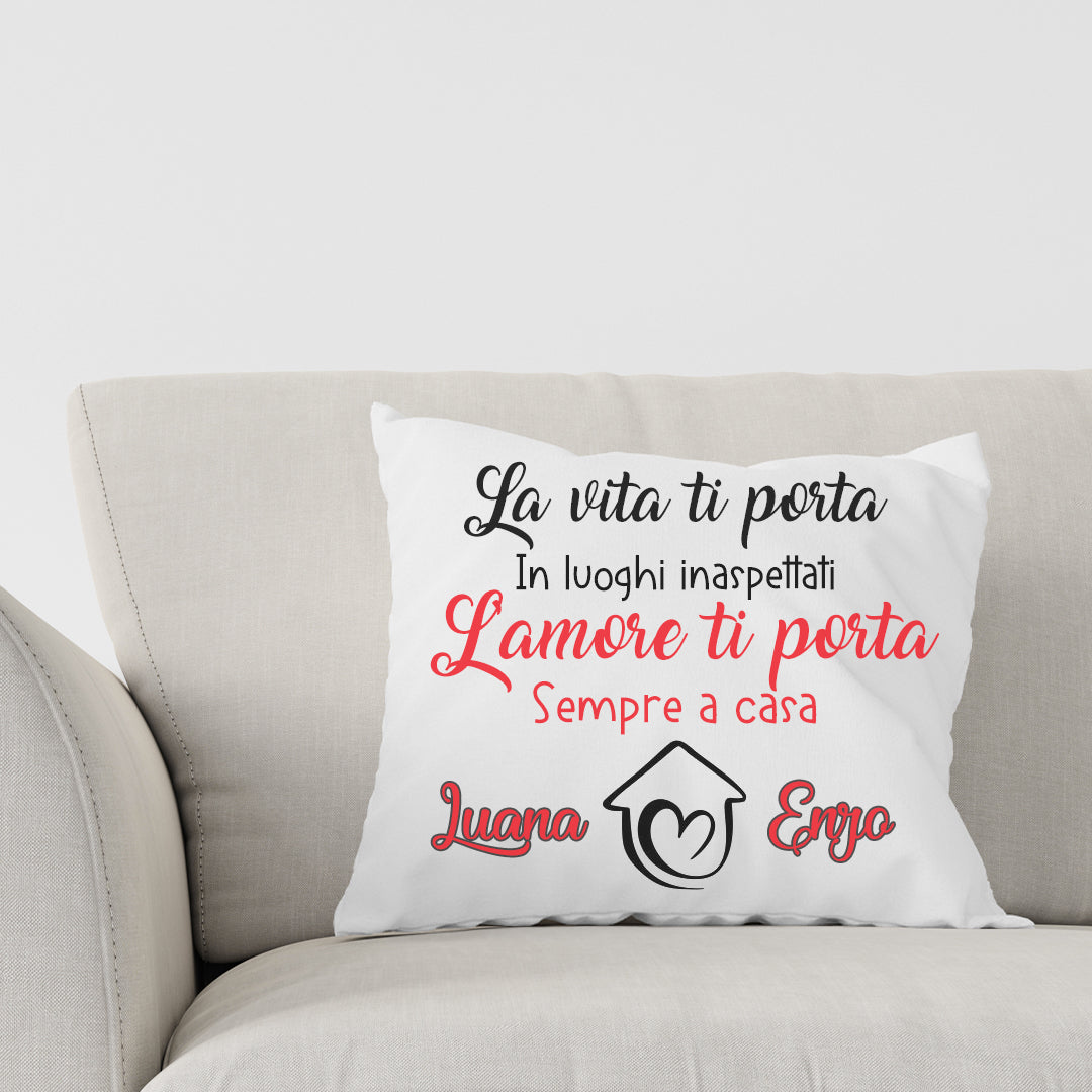 L'amore ti porta sempre a casa - Cuscino - idea regalo - personalizzato con nomi