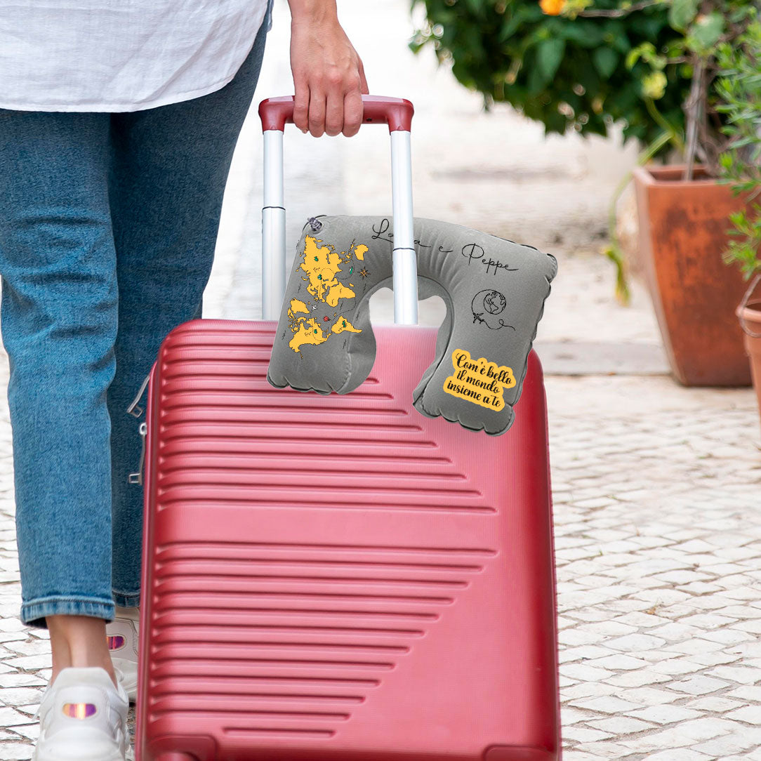 Come è bello il mondo insieme a te - Cuscino da viaggio - personalizzato con nomi