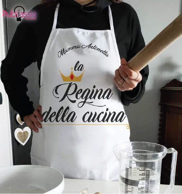 Grembiule Elegante Personalizzato La Cucina Di... Con Nome, Dedica E Decorazioni Cuori Grembiule Elegante Personalizzato La Cucina Di... Con Nome, Dedica E Decorazioni Cuori