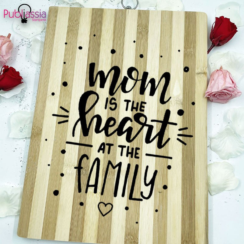 Mom is the heart at the family - Tagliere in Legno Personalizzato