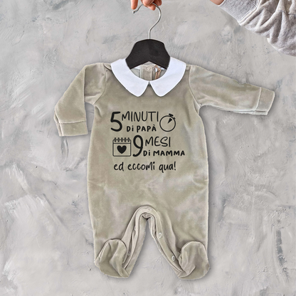 Eccomi qua - Pagliaccetto Neonato in Ciniglia con Colletto Bianco