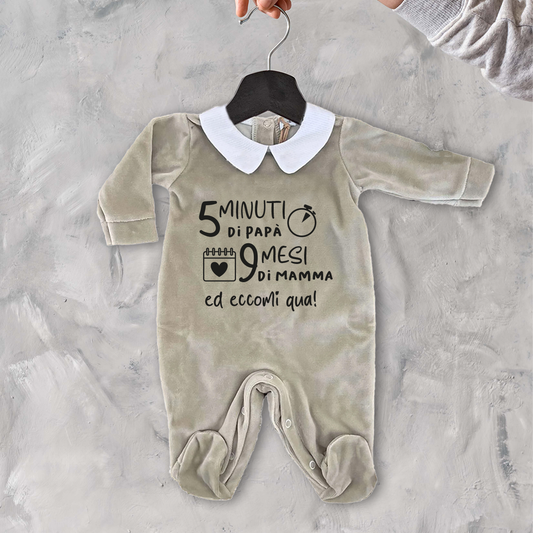 Eccomi qua - Pagliaccetto Neonato in Ciniglia con Colletto Bianco