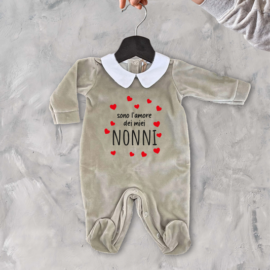 Sono l'amore dei miei nonni - Pagliaccetto Neonato in Ciniglia con Colletto Bianco