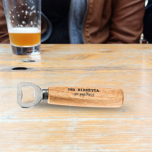 Una birrettà per papà - Apribottiglie in legno - personalizzato con nome