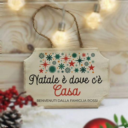 Natale è dove c'è casa - fuoriporta in legno - personalizzato con cognome