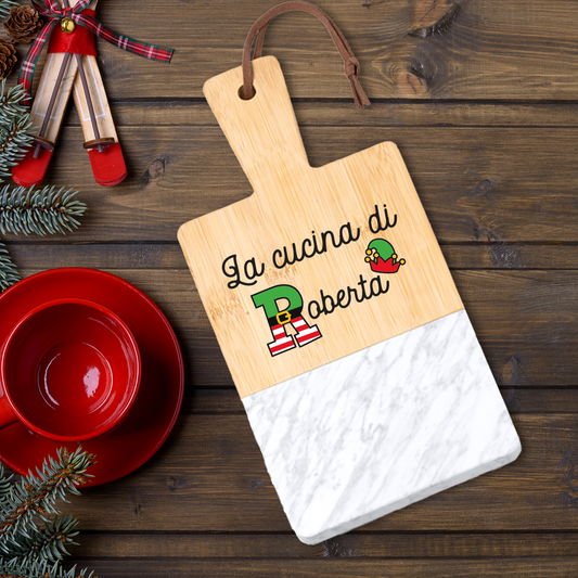 La cucina di... - Tagliere in marmo e bamboo naturale - personalizzato con nome