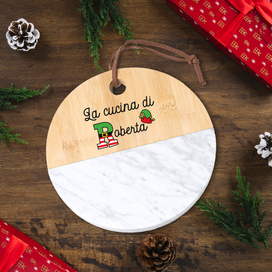 La cucina di... - Tagliere in marmo e bamboo naturale - personalizzato con nome