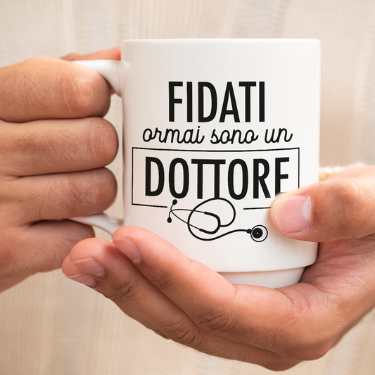 Fidati ormai sono un dottore - Tazza mug