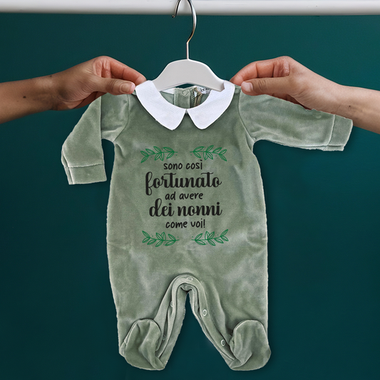 Sono così fortunato ad avere dei nonni come voi - Pagliaccetto Neonato in Ciniglia con Colletto Bianco
