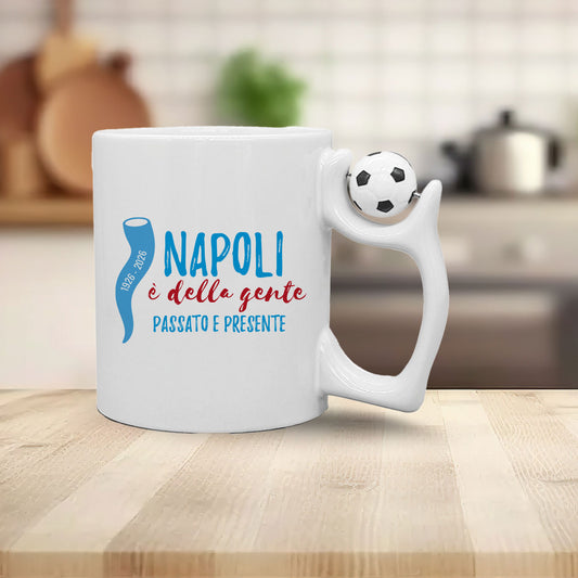 Napoli è della gente - Tazza mug con manico pallone