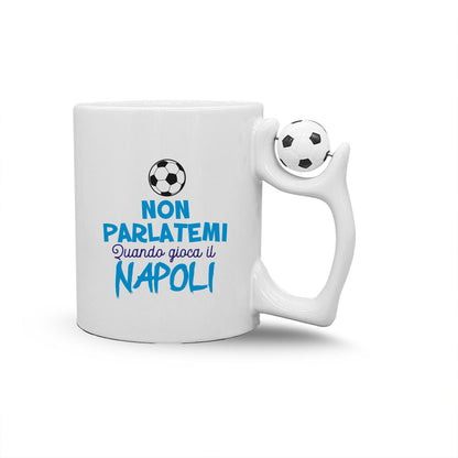 Non parlatemi quando gioca il Napoli - Tazza mug con manico pallone