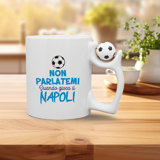 Non parlatemi quando gioca il Napoli - Tazza mug con manico pallone