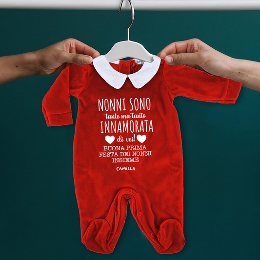 Nonni sono innamorata di voi - Pagliaccetto Neonato in Ciniglia con Colletto Bianco personalizzato con nome