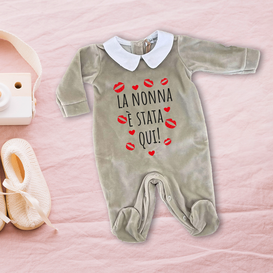 La nonna è stata qui - Pagliaccetto Neonato in Ciniglia con Colletto Bianco
