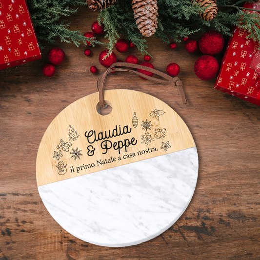 Il primo Natale a casa nostra - Tagliere in marmo e bamboo naturale - personalizzato con nomi