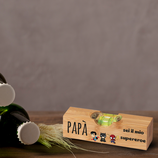 Papà sei il mio supereroe - Apribottiglia con mini livella