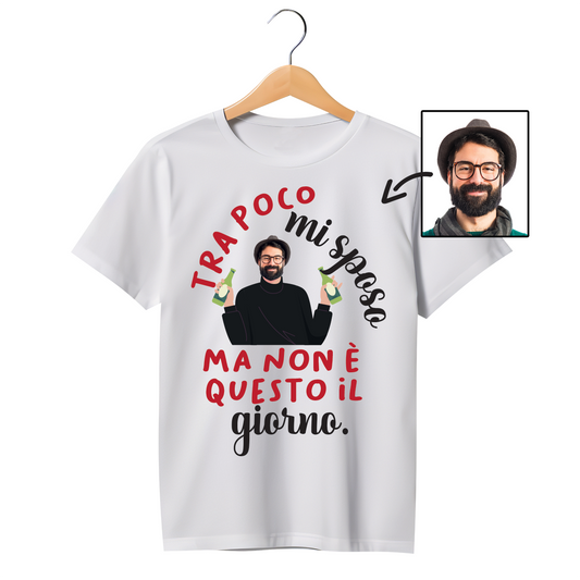 Tra poco mi sposo, ma non è questo il giorno - T-shirt - idea regalo addio al celibato - personalizzato con foto