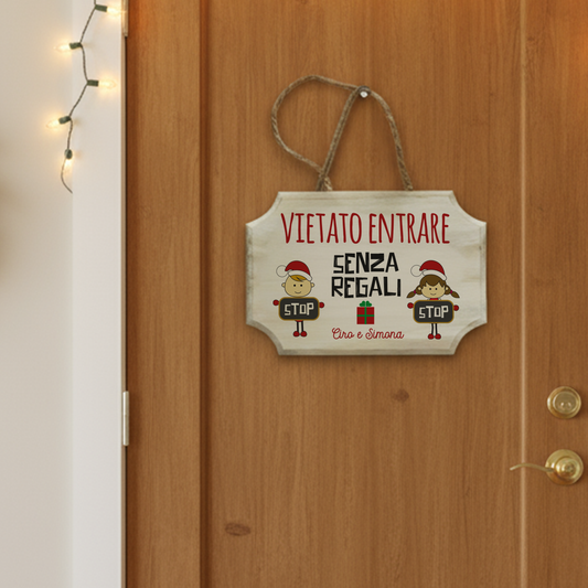 Vietato entrare senza regali - fuoriporta in legno - personalizzato con nomi